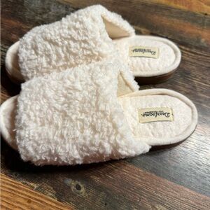 Dearfoams Cream Cozy Comfy Slippers SZ M